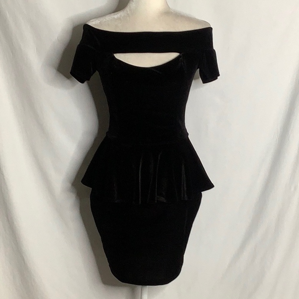 Elegant Black Velvet Peplum Off Shoulder Dress Size M Whimsigoth Vintage - Picture 16 of 16